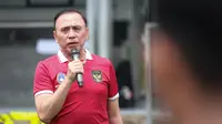 Ketua Umum PSSI, Mochamad Iriawan memberikan pesan kepada pemain dan pelatih Timnas Indonesia U-20 saat mendatangi latihan terbuka untuk Piala Asia U-20 2023 di Lapangan C, Kompleks Stadion Utama Gelora Bung Karno (SUGBK), Jakarta, Rabu (08/02/2023). Ini merupakan kunjungan terakhir bagi pria yang akrab disapa Iwan Bule tersebut sebelum lengser dari jabatannya pada 16 Februari 2023 melalui Kongres Luar Biasa (KLB) PSSI. (Bola.com/Bagaskara Lazuardi)