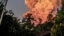 Pusat Vulkanologi dan Mitigasi Bencana Geologi (PVMBG) Pos Pengamatan Gunungapi Lewotobi Laki-laki di Nusa Tenggara Timur (NTT) melaporkan gunung dengan ketinggian tersebut 1.703 m kembali erupsi pada Selasa (17/6/2025) sekitar pukul 17.35 Wita. (Foto oleh AFP)