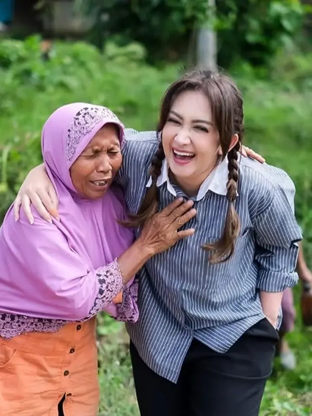 Gaya Nafa Urbach saat ‘Blusukan’ ke Dapil 6
