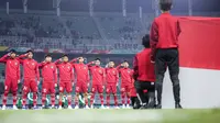Para pemain starting XI Timnas Indonesia U-17 berbaris menyanyikan lagu kebangsaan Indonesia Raya sebelum dimulainya laga kedua Grup A Piala Dunia U-17 2023 menghadapi Timnas Panama U-17 di Stadion Gelora Bung Tomo (GBT), Surabaya, Senin (13/11/2023). (Bola.com/Bagaskara Lazuardi)