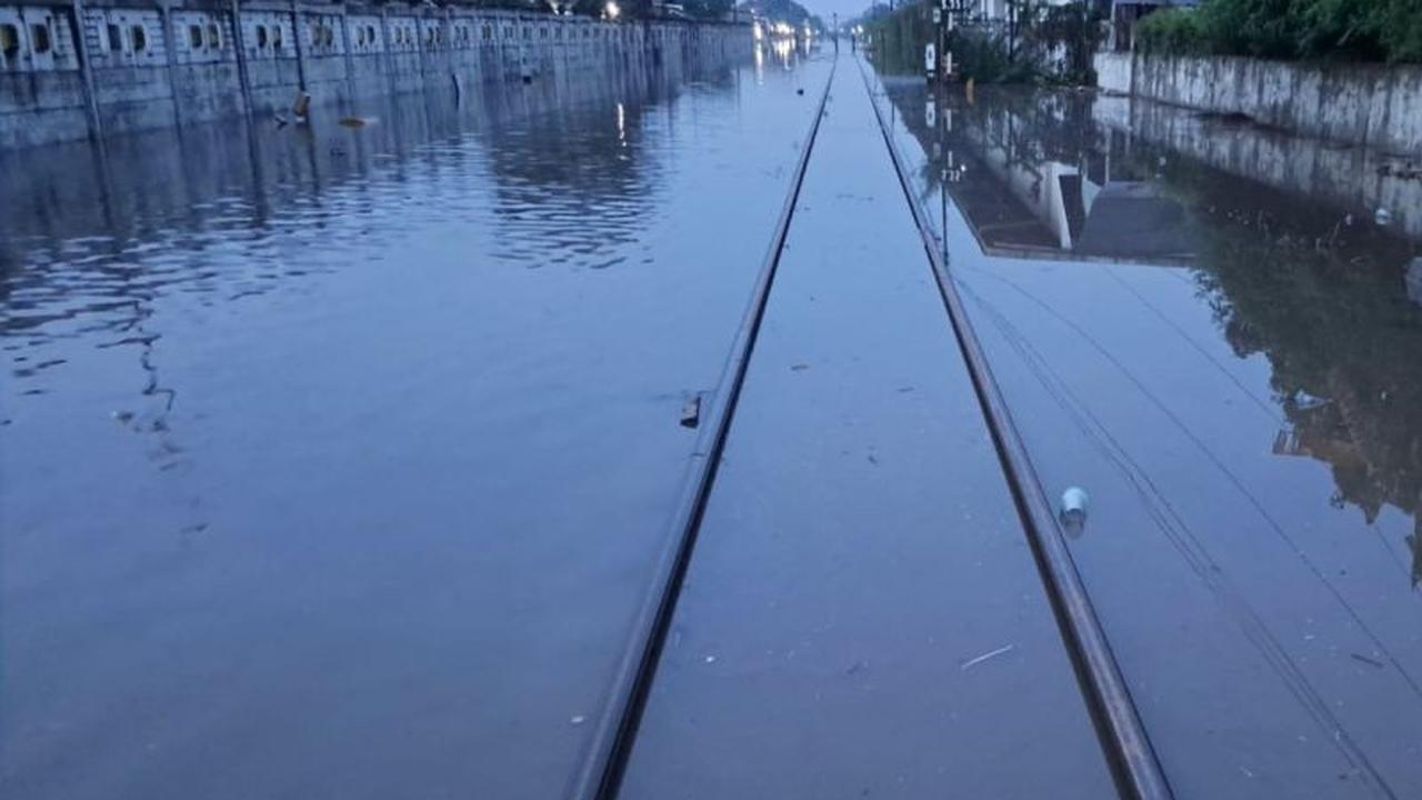 Banjir Pekalongan Paksa Perjalanan KA Berputar ke Selatan, KAI Siapkan Lokomotif Khusus