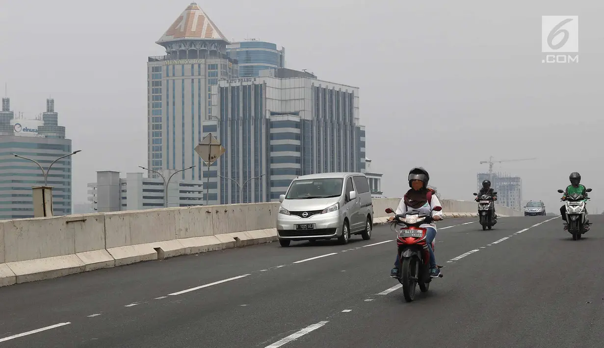 Kendaraan melintasi flyover Lebak Bulus di Jalan TB Simatupang, Jakarta Selatan, Kamis (19/10). Flyover ini diharapkan mampu mengurai kemacetan di Jalan TB Simatupang menuju Jalan RA Kartini, Lebak Bulus dan Ciputat. (Liputan6.com/Immanuel Antonius)