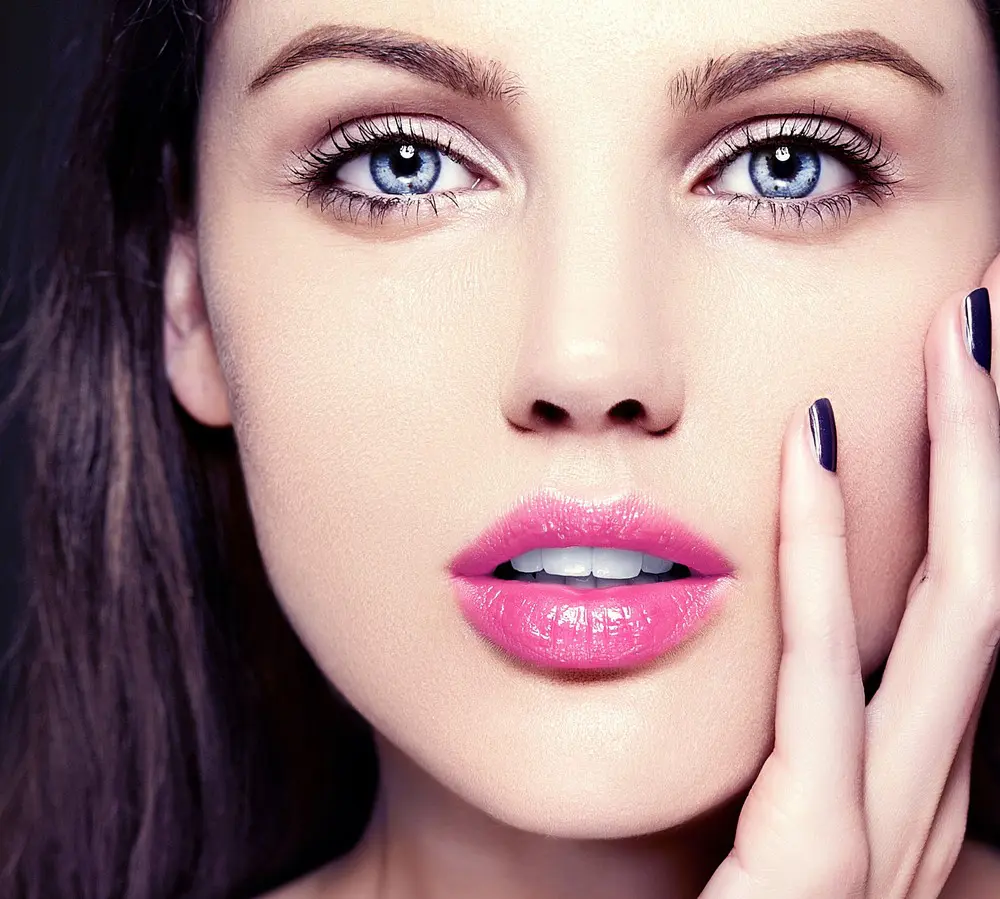 Rona feminin lipstik pink dapat membuat penampilan Anda sekejap lebih segar. Foto: fashionexprez.com