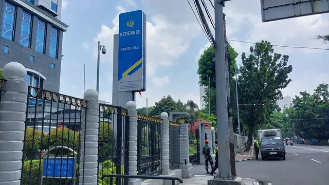 Potret Kantor Kementerian Keuangan (Kemenkeu) yang dipimpin Menteri Keuangan Sri Mulyani Indrawati dijaga ketat aparat TNI. (Liputan6.com/Arief)