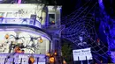 Foto pada 26 Oktober 2020 memperlihatkan suasana di sebuah "Rumah Hantu" (Ghost Manor) di New Orleans, Louisiana, Amerika Serikat (AS). Dengan Jack-O'-Lantern, jaring laba-laba, kerangka, dan beragam hiasan bertema Halloween, rumah itu sukses menarik minat banyak pengunjung. (Xinhua/Lan Wei)