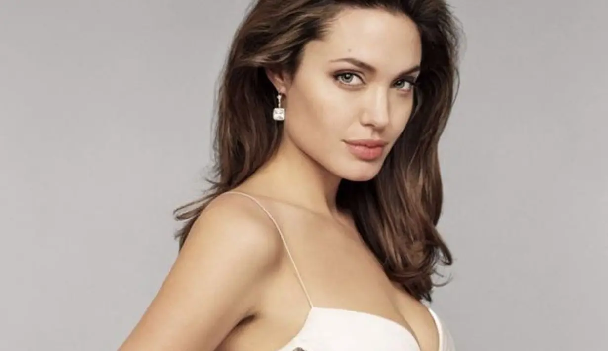 Angie merasa takut untuk jatuh cinta lagi karena ia sadar miliki beban yang sangat berat dalam mengurus keluarga dan juga pekerjaannya. (India Today)