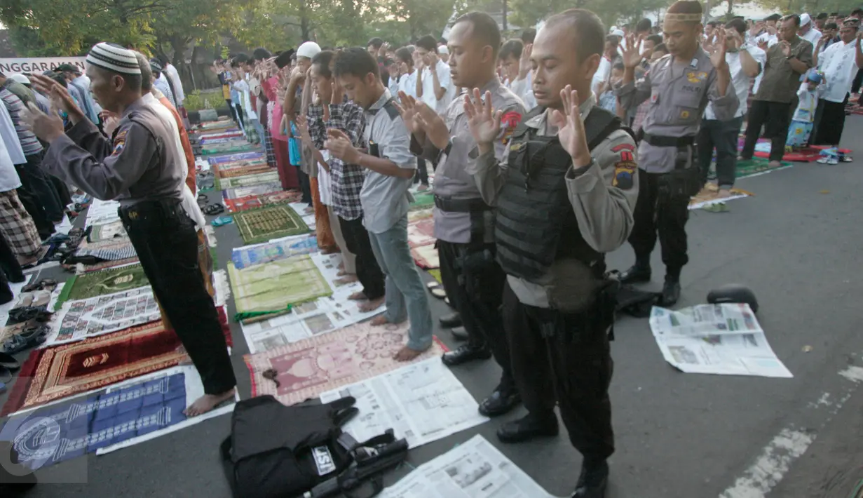 Anggota Brimob mengikuti salat Idul Fitri di depan Mapolresta Solo, Jawa Tengah, Rabu (6/7). Aksi bom bunuh diri di halaman Mapolresta Solo kemarin, tidak menyurutkan warga dan anggota untuk menunaikan ibadah salat Id di tempat tersebut. (Boy Harjanto)