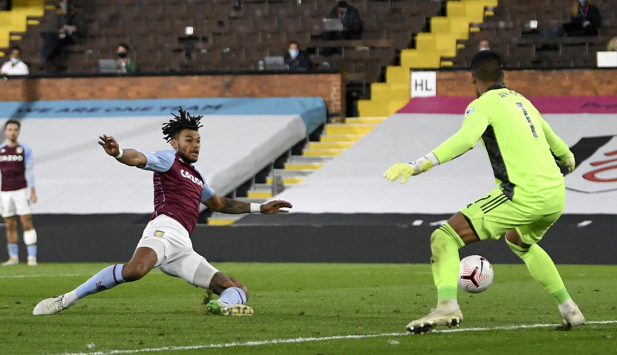 Bek Aston Villa, Tyrone Mings, berusaha mencetak gol ke gawang Fulham pada laga lanjutan Liga Inggris di Craven Cottage, Selasa (29/9/2020) dini hari WIB. Aston Villa menang 3-0 atas Fulham. (Mike Hewitt/Pool via AP)