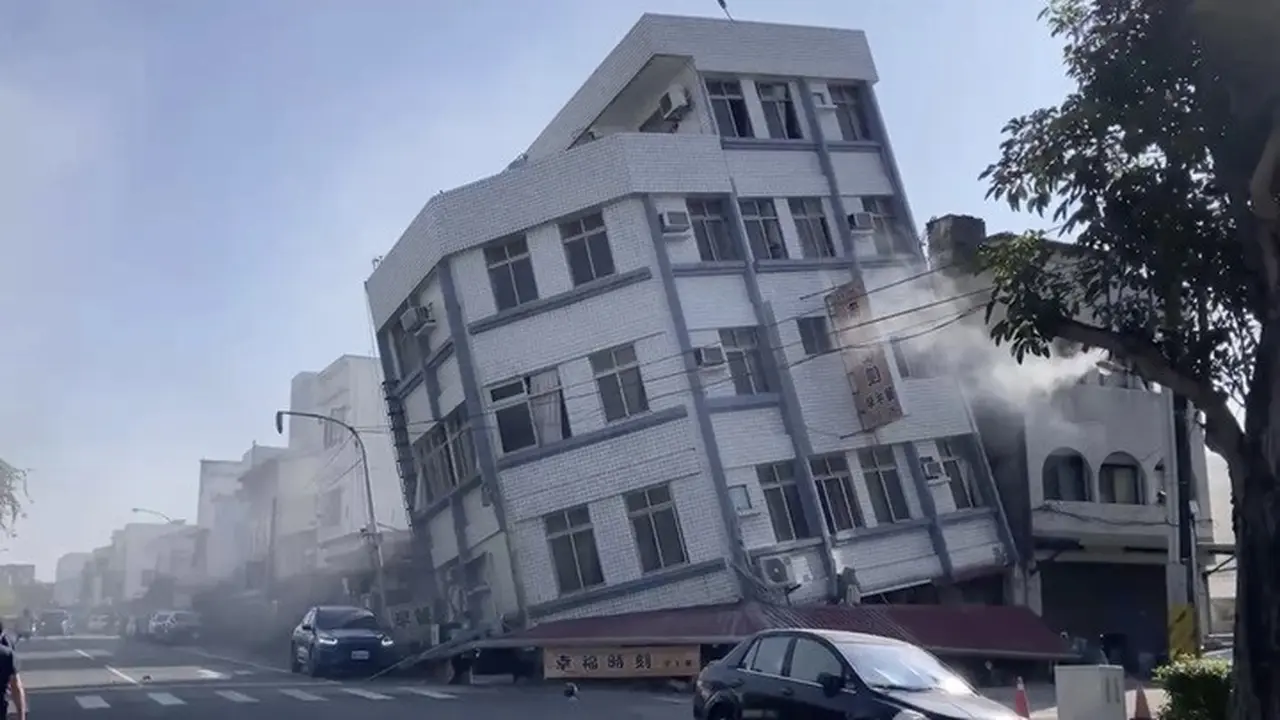 Tangkapan layar dari video TVBS menunjukkan situasi di Hualien, Taiwan, pasca gempa magnitudo 7,5 pada Rabu (3/4/2024).