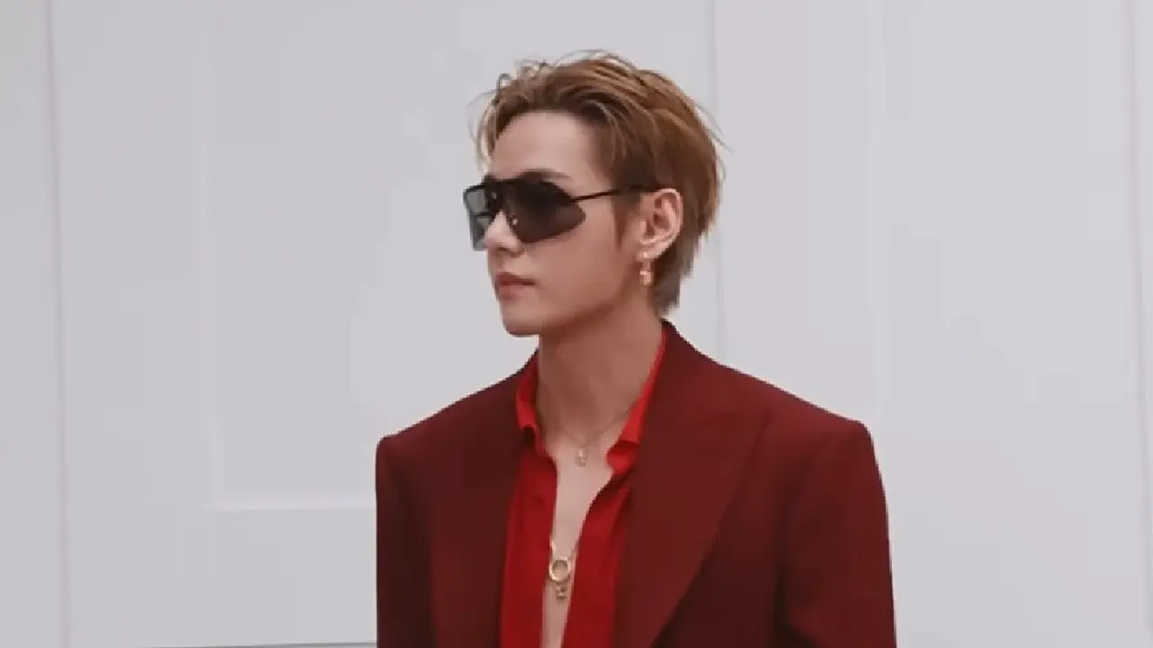 V BTS Tampil Merah Menyala di Show Celine Saat Paris Membara