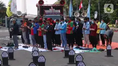 Sejumlah buruh menunaikan salat zuhur di sela aksi Hari Buruh Internasional atau May Day di Jakarta, Sabtu (1/5/2021). Sejumlah massa yang tergabung dalam serikat pekerja menggelar unjuk rasa di Hari Buruh ini. (Liputan6.com/Angga Yuniar)