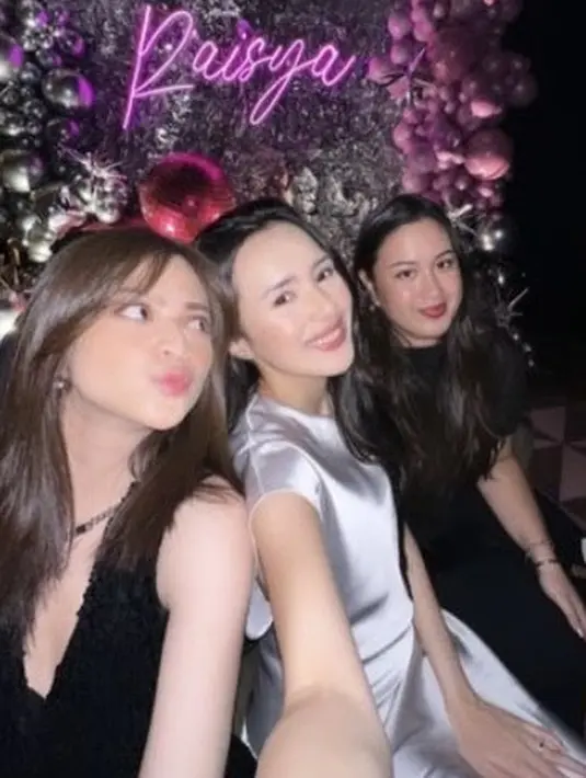 Wajah Beby dipoles dengan blush on coral serta lipstik warna senada matte. Tanpa makeup berlebih. [@bebytsabina]