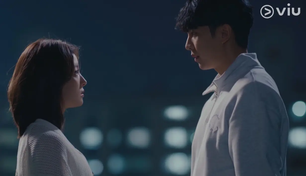 Kim Yu Ri merasa, ada yang tidak beres dengan perasaannya. (Foto: Viu)