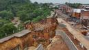 Jalan ini merupakan akses penghubung wilayah Kabupaten Tangerang dengan Kabupaten Bogor longsor dan terputus hingga sejauh sekitar 100 hingga 150 meter. (merdeka.com/Arie Basuki)