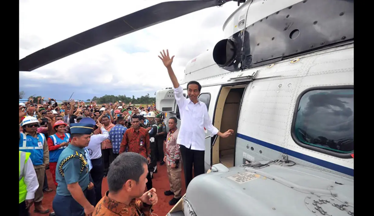 Presiden Joko Widodo melakukan kunjungan kerja ke Provinsi Kalimantan Barat.  Presiden Jokowi melambaikan tangan usai meninjau lokasi pembangunan jembatan Tayan di Kabupaten Sanggau, Kalimantan Barat,  Rabu, (21/1/2015). (Setpres/Agus Suparto)