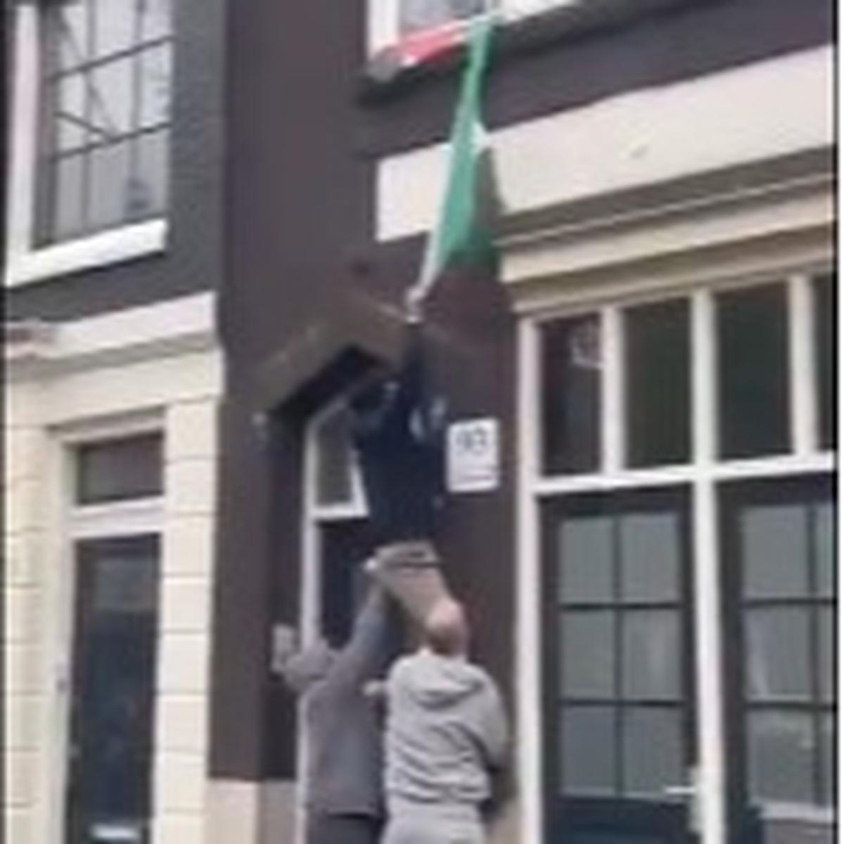 Suporter Ajax Amsterdam Hajar Fans Klub Israel Maccabi Tel Aviv Akibat Ejek Anak-anak Gaza dan Robek Bendera Palestina