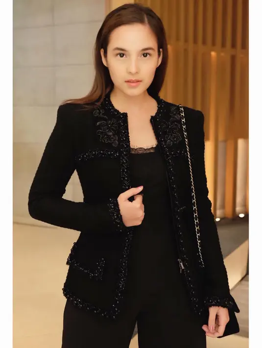 Terjun di kegiatan sosial, pada akhirnya Chelsea Islan mendapatkan kepuasan tersendiri. Pasalnya berkaitan masa depan generasi bangsa yang akan melanjutkan tugas ke depannya. (Instagram/chelseaislan)