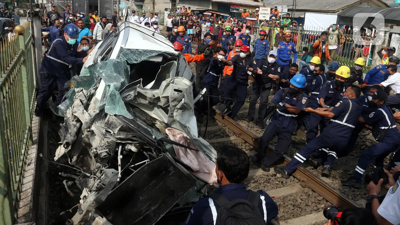 FOTO: KRL Tabrak Mobil di Perlintasan Sebidang Depok