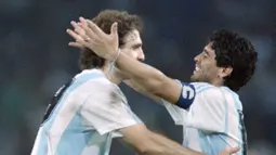 Penyerang Argentina, Diego Maradona, bersama Oscar Ruggeri merayakan kemenangan atas Italia pada laga semifinal Piala Dunia di Naples, Italia (3/7/1990). (AFP/Patrick Hertzog)