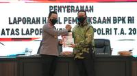Kapolri Jenderal Listyo Sigit Prabowo menerima predikat opini Wajar Tanpa Pengecualian (WTP) yang diserahkan Pimpinan Pemeriksaan Keuangan Negara I BPK RI Nyoman Adhi Suryadhnyana di Mabes Polri, Jakarta, Selasa (28/6/2022). (Ist)