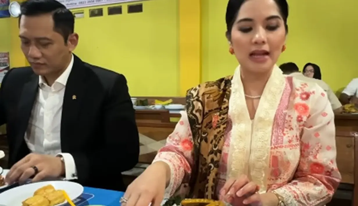 Di momen lainnya, Annisa Pohan berganti pakaian dengan kebaya bernuansa pastel yang tak kalah menarik. [Foto: Instagram/annisayudhoyono]