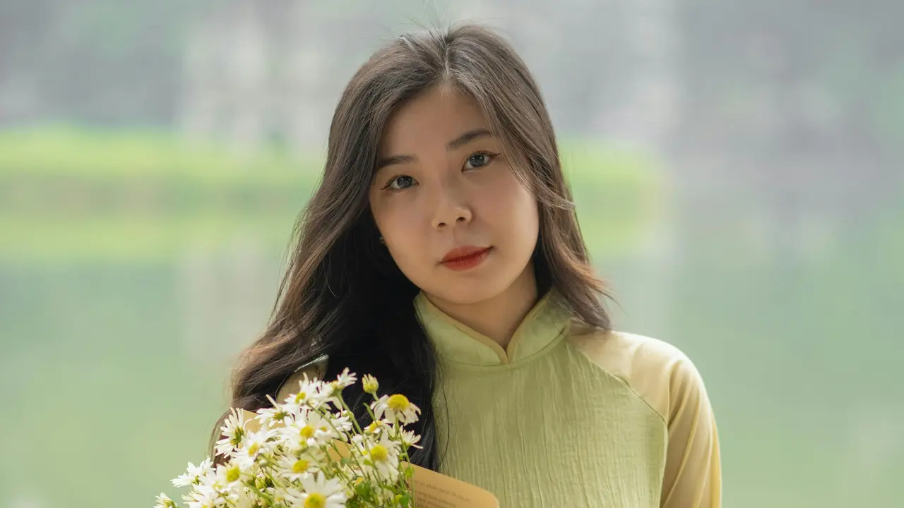 perempuan kalem bahagia manis tersenyum