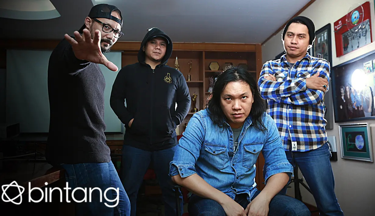 "Jadi, konsep di dalam album Intersisi itu ada tiga, partisipatif, kolaboratif dan eksperimental," ujar Piyu. (Galih W. Satria/Bintang.com)