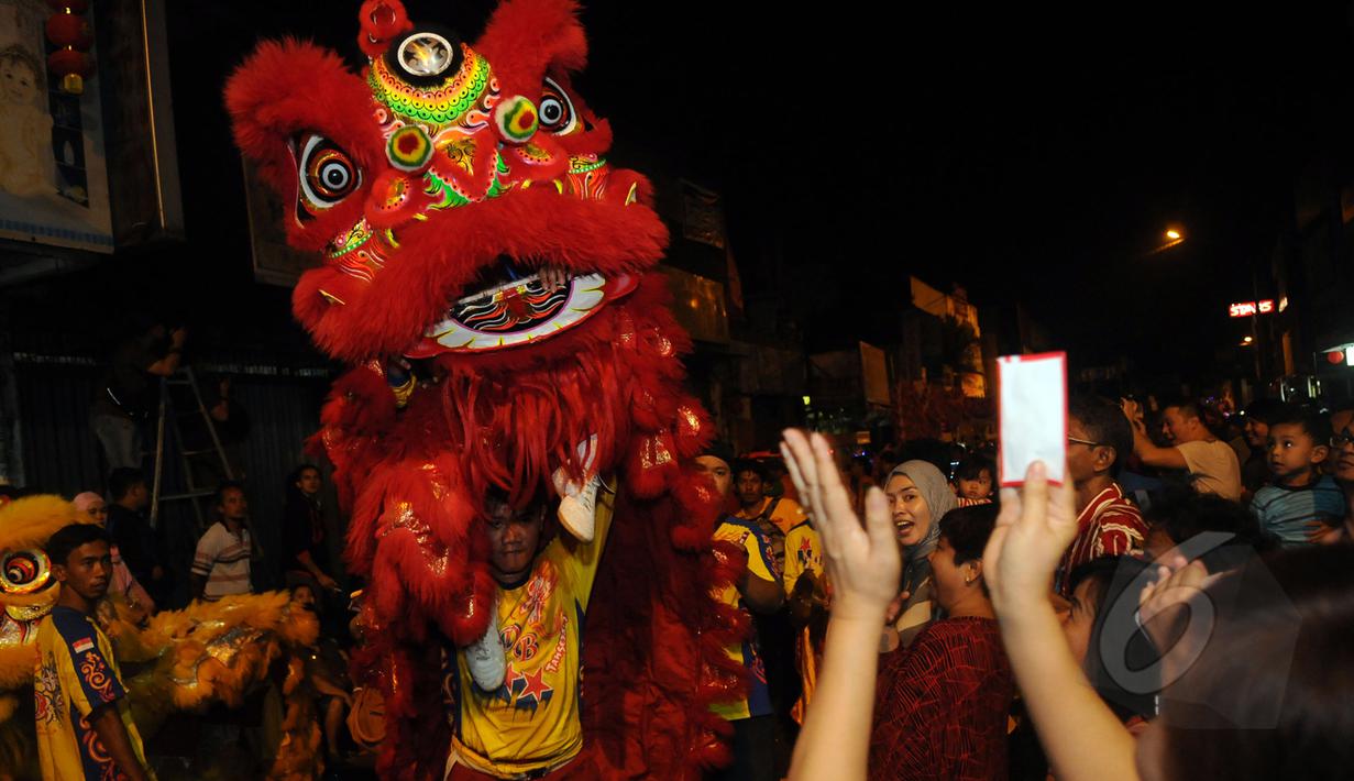 Salah satu atraksi barongsai saat malam perayaan Cap Go Meh di Bogor, Jawa Barat, Kamis (5/3/2015). Malam perayaan Cap Go Meh di Kota Bogor berlangsung meriah. (Liputan6.com/Helmi Fithriansyah)