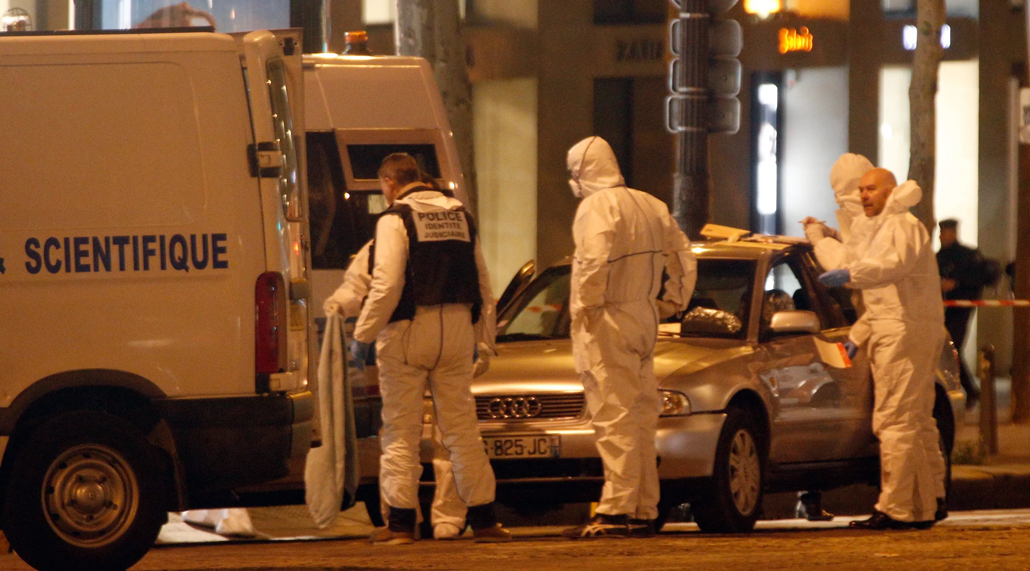 Petugas forensik mengumpulkan bukti di lokasi penembakan di kawasan Champs Elysees, Paris, Kamis (20/4). Prancis sendiri sudah dalam status darurat sejak 2015 lalu, setelah serangkaian serangan teror oleh kalangan garis keras. (AP Photo/Thibault Camus)