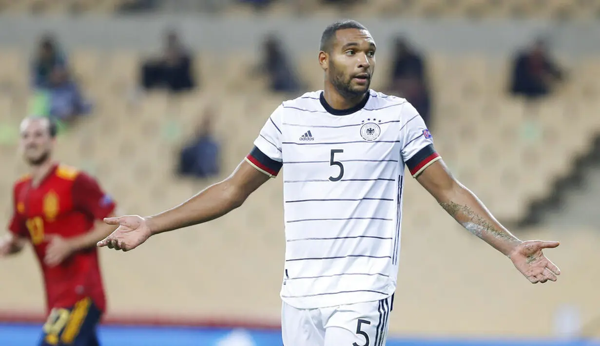 Pemain Jerman, Jonathan Tah, tampak lesu usai ditaklukkan Spanyol pada laga UEFA Nations League di Estadio Olimpico de Sevilla, Rabu (18/11/2020). Spanyol menang dengan skor 6-0. (AP/Miguel Morenatti)