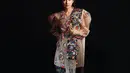 Penampilan menarik Mikha Tambayong pakai kebaya dan kain dengan siluet modern. Rancangan Mel Ahyar membalut tubuh Mikha Tambayong dengan sempurna. [Foto: Instagram/miktambayong]