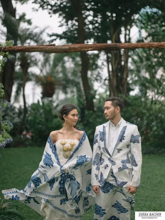 Keduanya baru saja menggelar foto prewedding. Pasangan ini tampil kompak mengenakan busana batik saat jalani pemotretan jelang pernikahan. Beberapa foto dibagikan dari jepretan fotografer, @dierabachir. (instagram/@dierabachir)