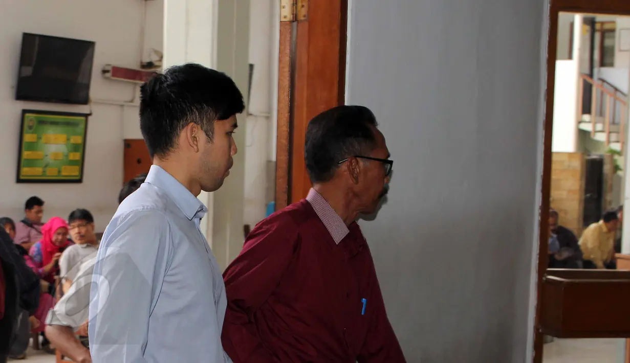 Christopher Daniel (kiri) tiba untuk menjalani sidang di PN Jakarta Selatan, Jakarta, Kamis (4/6/2015). Sidang kasus kecelakaan yang menewaskan empat korban menghadirkan rekan terdakwa Ali dan supirnya Sandi sebagai saksi. (Liputan6.com/Helmi Afandi)