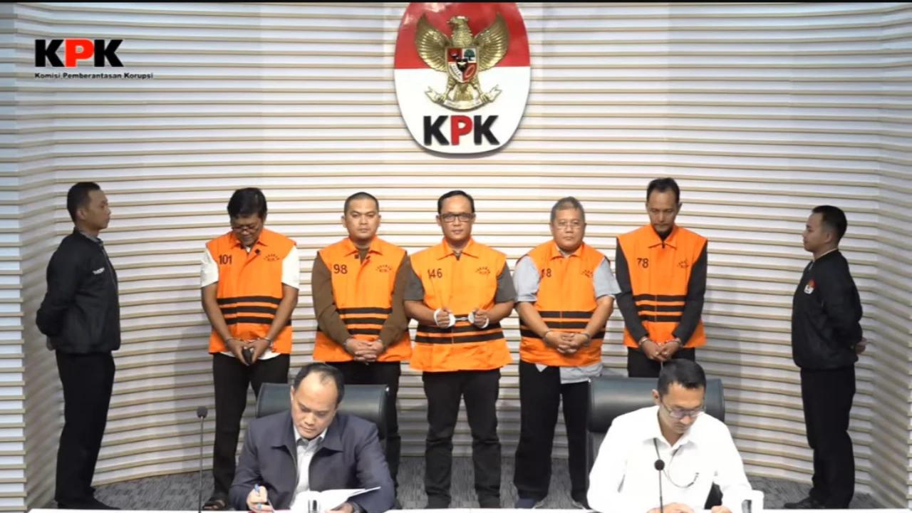 Tangan Diborgol, Bupati Lampung Tengah Ardito Wijaya dan 4 Orang Ditetapkan KPK sebagai Tersangka Kasus Suap
