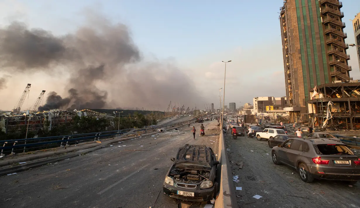 Setelah ledakan dahsyat di Beirut, Lebanon, Selasa (4/8/2020). Kepala Keamanan Umum Lebanon Abbas Ibrahim menyatakan ledakan tersebut berasal dari 2.700 ton amonium nitrat yang telah ditimbun selama enam tahun di gudang pelabuhan. (AP Photo/Hassan Ammar)