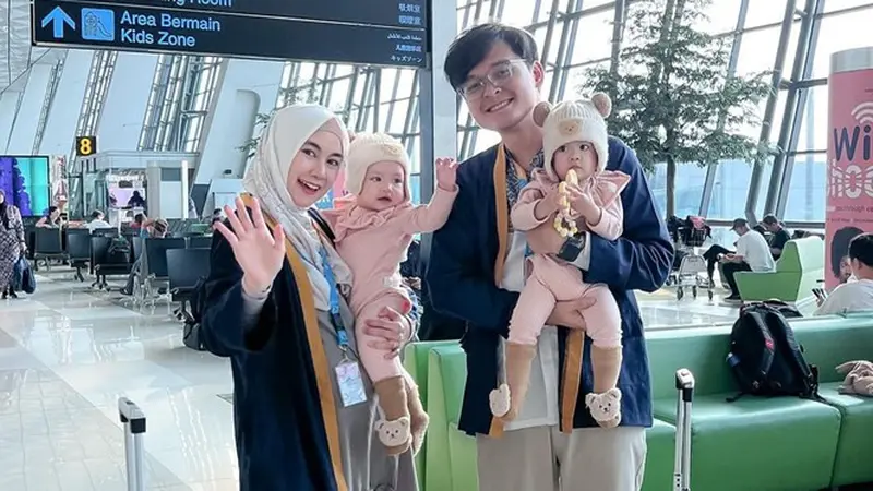 8 Momen Anisa Rahma dan Anandito Dwis Ajak Anak Kembar Jalani Umroh, Curi Perhatian