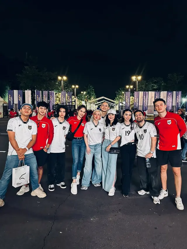 Potret Febby Rastanty Nonton Langsung Timnas Indonesia di SUGBK. (instagram/febbyrastanty)