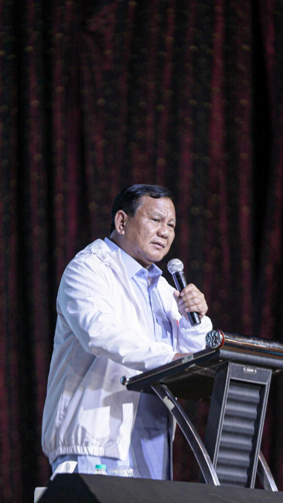 Capres Prabowo Subianto saat memberikan sambutan di acara Silaturahmi dan Gala Dinner Aliansi Tionghoa Indonesia “Satu Putaran Menuju Indonesia Emas” di Jakarta, Selasa (19/12/2023).