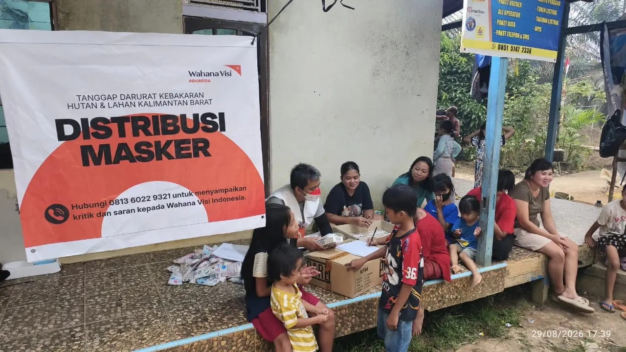 Wahana Visi Indonesia (WVI) bagikan masker ke warga terdampak kabut asap akibat kebakaran hutan di Kalimantan Barat (Kalbar).