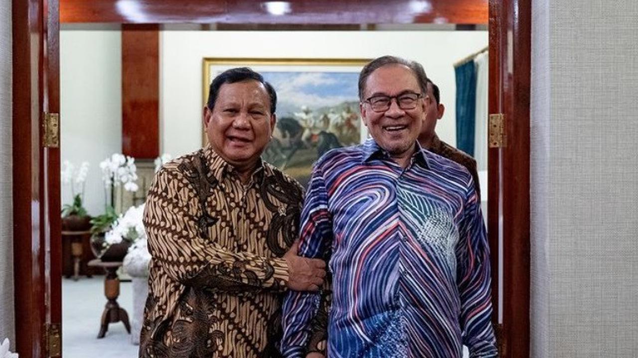 Prabowo Subianto dan Anwar Ibrahim saat bertemu di Jalan Kertanegara No. 4, Kebayoran Baru, Jakarta Selatan, pada Sabtu (19/10/2024) malam.