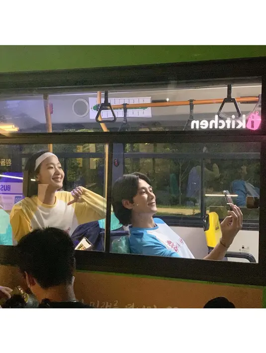 Dia mengenang, “Nenek saya bertanya kepada saya, ‘Apakah dia menyukai sashimi? Seandainya kamu membawanya ke Busan…’” (Foto: Instagram/ ggonekim)