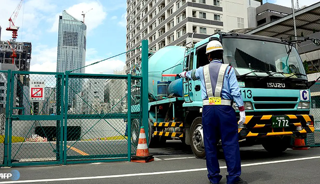 Sebuah truk meninggalkan proyek konstruksi pembangunan akses jalan menuju pusat kota Tokyo Olympic Village 2020. (AFP/ Toru Yamanaka/wwn)