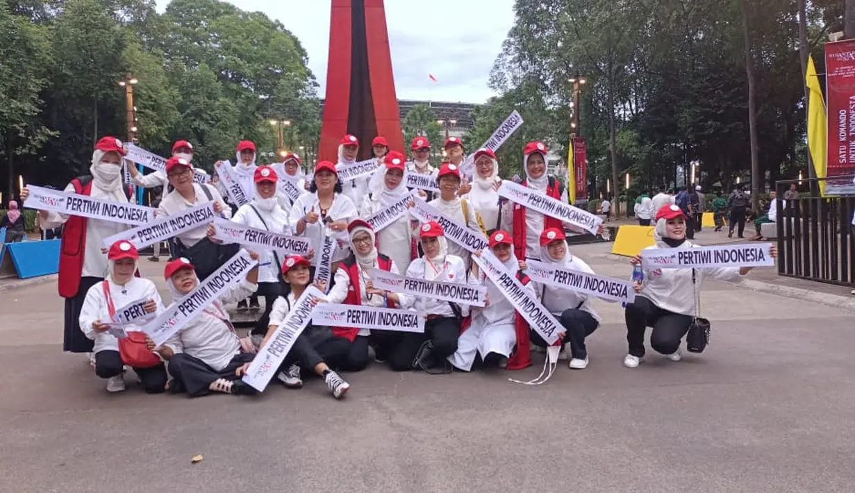 Relawan Presiden Jokowi berfoto bersama saat mengikuti Gerakan Nusantara Bersatu di Stadion Utama Gelora Bung Karno, Jakarta, Sabtu (26/11/2022). Selain arahan yang diberikan oleh Presiden Jokowi, para relawan juga akan mengumpulkan donasi untuk diserahkan kepada korban gempa di Cianjur, Jawa Barat. (Foto Dok Pertiwi Indonesia)