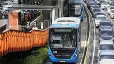Bus Transjakarta saat melintasi jalur koridor I di Jakarta, Rabu (19/2/2025). (Liputan6.com/Angga Yuniar)