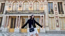 Jisoo berkunjung ke Palace of Versailles. Menurut informasi yang dihimpun, ini adalah istana yang dibangun oleh Raja Louis XIV yang terletak di Versailles. Jisoo berpose di pelatarannya. (Foto: Instagram/ sooyaaa__)