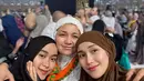 Ayu Ting Ting kembali memukau penggemarnya lewat penampilannya yang sederhana namun tetap mempesona saat menjalankan ibadah umrah. [@ayutingting92].