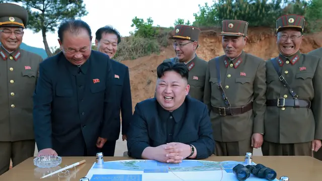 Kim Jong-un (tengah duduk) bersama Ri Pyong-chol (kedua dari kiri), Kim Jong-sik (tengah belakang Kim Jong-un), dan Jang Chang-ha (kedua dari kanan) (KCNA)