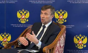 Duta Besar Rusia untuk Indonesia Sergey Tolchenov saat memberikan keterangan kepada awak media di Jakarta, Rabu (24/6/2026). (Dok. Liputan6.com/Khairisa Ferida)
