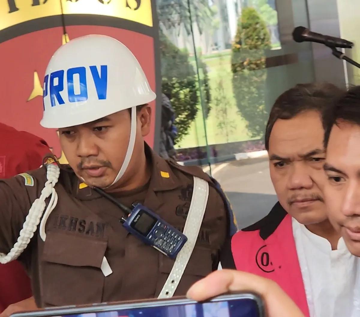 Hal itu terlihat ketika Achsanul memakai rompi khas tersangka Kejaksaan Agung berwarna pink. Pantauan merdeka.com, Jumat (3/11) pukul 11.00 WIB, Achsanul digelandang ke mobil tahanan Kejaksaan Agung.<br>