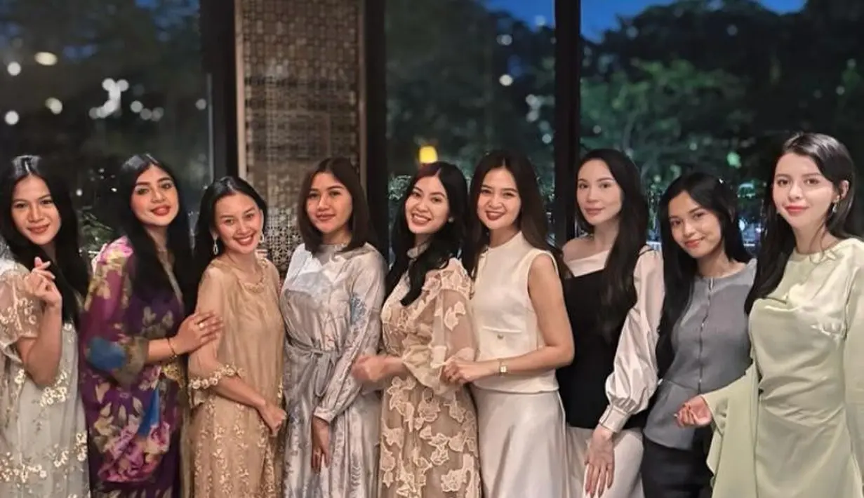 Tahun ini, acara tersebut berlangsung di lokasi yang sama dengan Gala Dinner Puteri Indonesia 2022, menghadirkan nuansa nostalgia bagi para finalis yang pernah berjuang bersama dalam ajang bergengsi tersebut. [@shinta.yuliasmi].